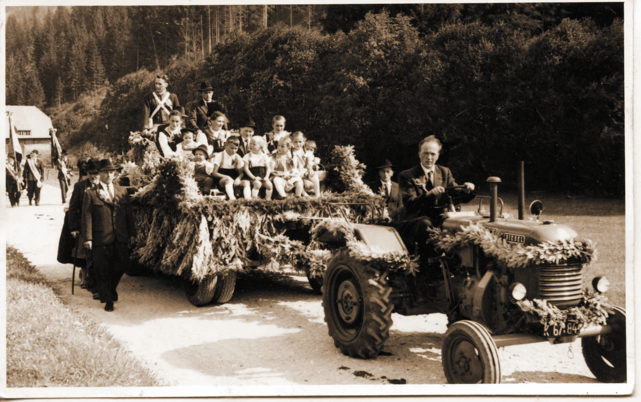 Erntedank, Erntewagen, Frauen, Kinder, Männer, Metnitz, Traktor, Unteralpe