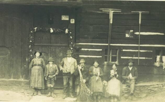 Bauernhaus, Besen, Frauen, Hausbank, Männer, Metnitz, Rechen, Türkranz, vor dem Haus