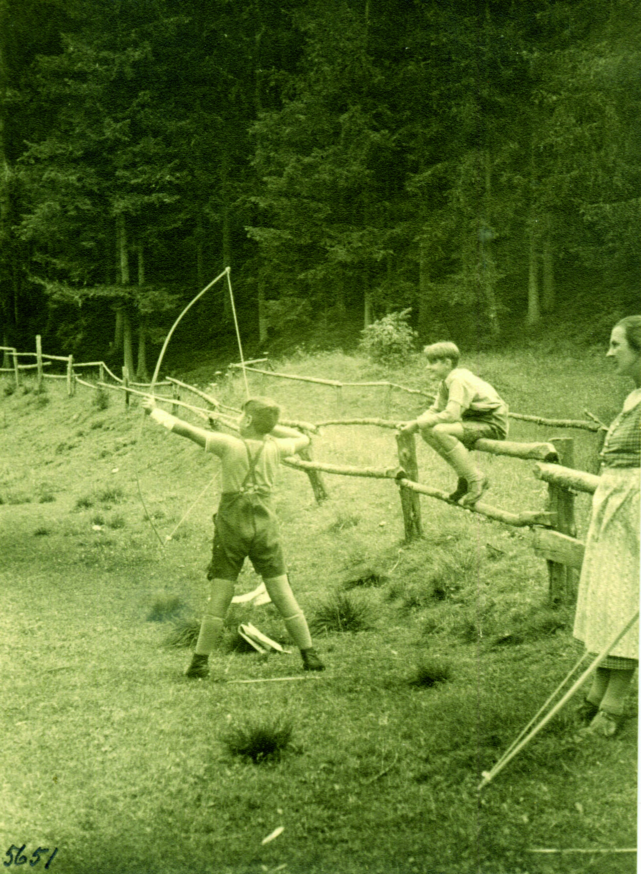 Buben, Frau, Kinder, Kinderspiel, Pfeil und Bogen, Zaun