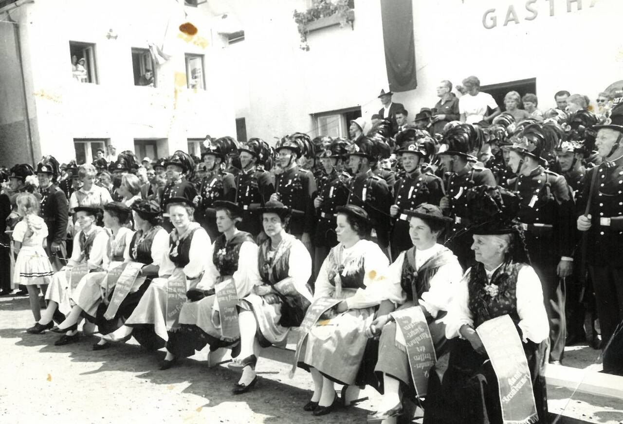 1950iger Jahre, Fahnenpatinnen, Landesschützentreffen, Marktplatz, Metnitzer Schützen